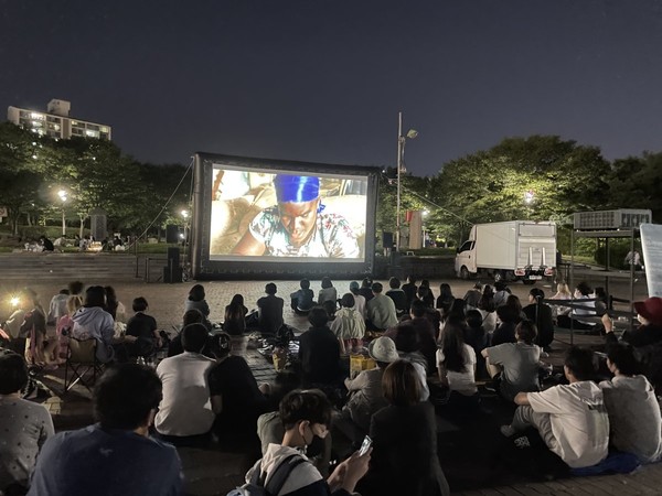 일산호수공원 야외상영회에서 다큐멘터리를 관람 중인 시민들. 고양시 제공.