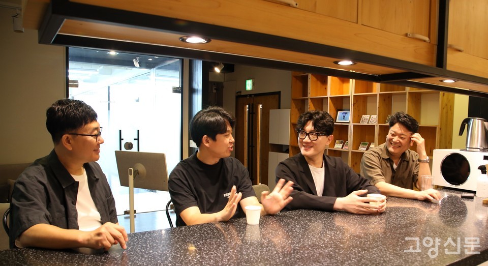 인플루언서의 든든한 페이스메이커 역할을 자처하며 협회를 함께 이끌어가는 주역들이 협회 발전 방안에 대해 이야기를 나누고 있다. (왼쪽부터) (사)글로벌인플루언서협회 위경수 이사, 이상필 이사 , 주성균 대표, 김태수 사무국장