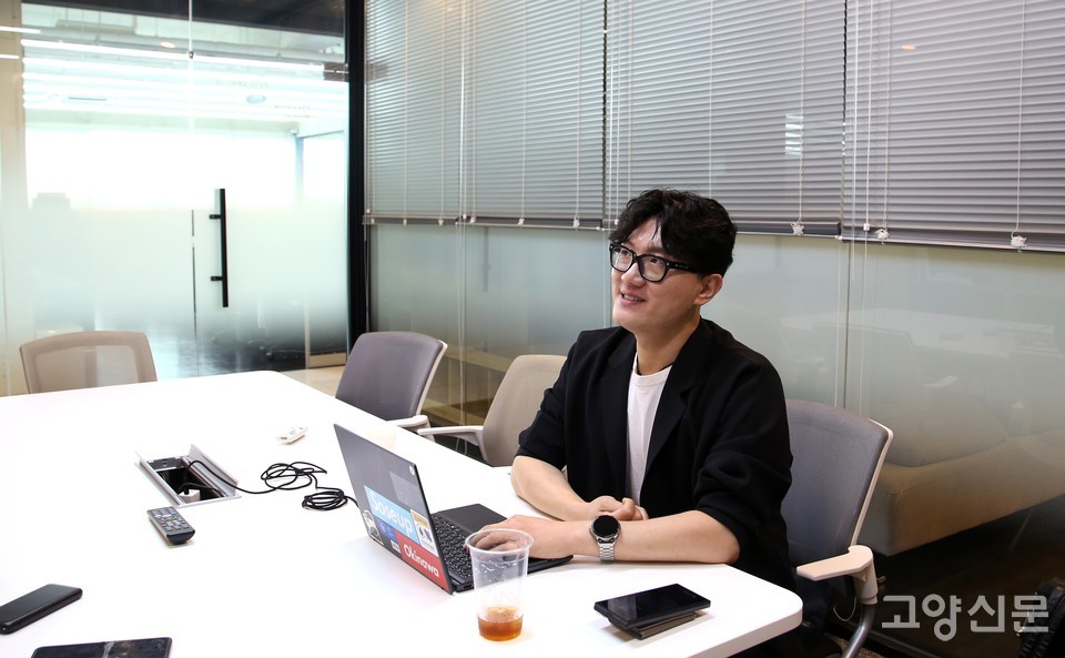 주성균 대표가 사각지대에 놓인 인플루언서 권익 보호와 협회의 향후 운영 방향에 대해 설명하고 있다.