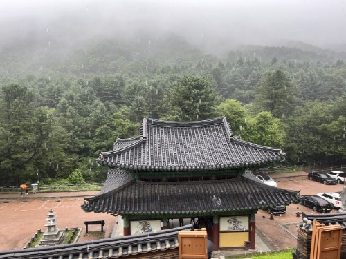 치악산 구룡사 일주문.