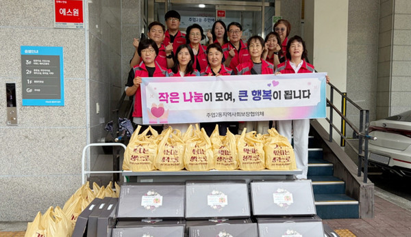 주엽2동 지역사회보장협의체가 지역의  취약계층에 삼계탕과 햄 세트 등을 전달하고 건강 상태를 살폈다.