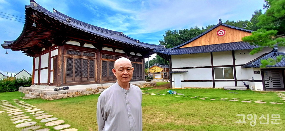 원각사 뜰 앞에 선 정각 스님. 