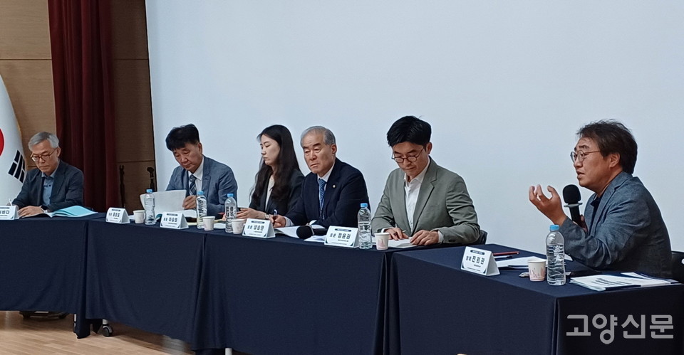 발제를 맡은 진희관 교수(맨 오른쪽)와 토론자들. 