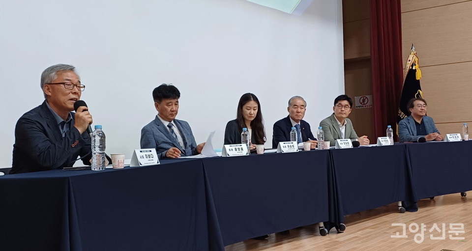 좌장을 맡아 토론회를 이끈 이바다 평화누리 상임대표(맨 왼쪽).