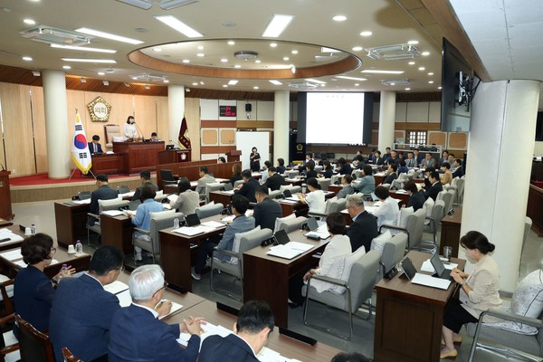 지난 24일 열린 제307회 고양시의회 임시회 본회의 전경. 이날 산황산 골프장 증설 관련 행정사무조사 발의 건이 통과됐다. 고양시의회 제공