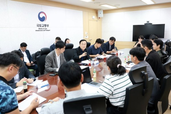 김윤덕 국토교통부 장관이 25일 공공분양주택 뉴홈의 청약자들과 간담회를 갖고 의견을 청취하고 있다. 국토부 제공.
