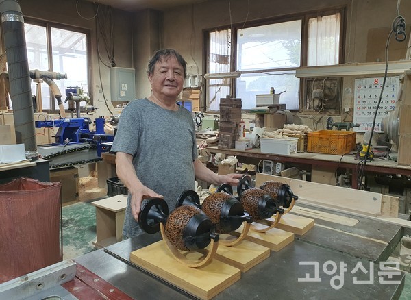 나영선 대표가 옛날 뻥튀기 기계에서 영감 얻어 만든 다용도함 앞에서 포즈를 취했다.