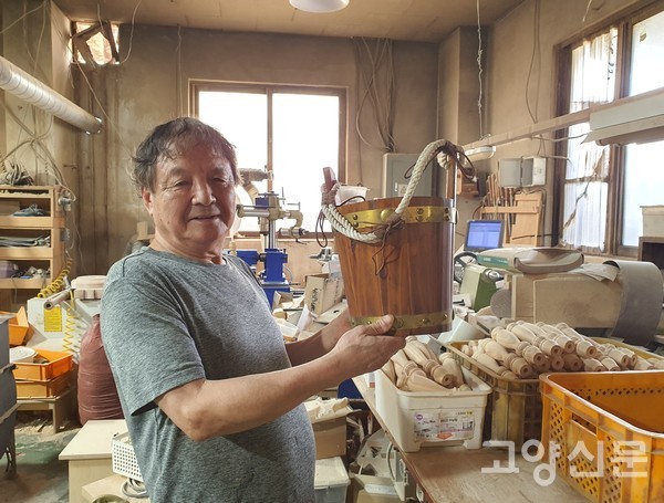 옛날 막걸리통에서 영감을 얻어 만든 화분걸이.