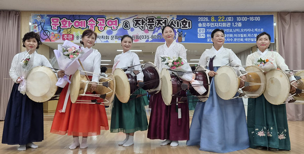 장구민요 공연자들이 나란히 자리했다.