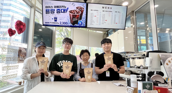 고양실버인력뱅크와 유틸라이스가 제품 공급 협약 체결후 함께 자리했다.