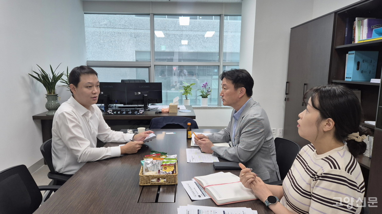 최규진 도의원(왼쪽)은 한류를 지역 내 핵심 산업으로 육성하고 정책적 실효성을 확보하기 위한 조례 개정에 나섰다.