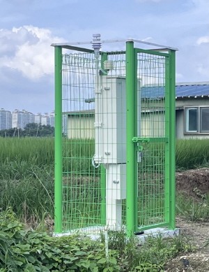 일산서구 구산동 양돈농가 인근에 설치된 '스마트 악취 모니터링 시스템' 장비. 