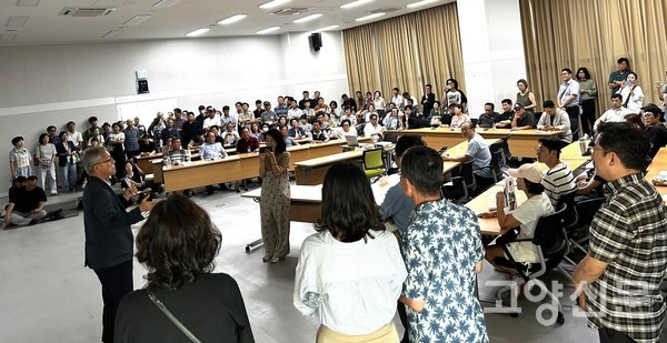 지난 11일 ‘산황산 골프장증설, 이대로 괜찮은가’를 주제로 예정된 고양포럼 토론회가 골프장 증설 찬성 주민들의 반발과 고성으로 무산됐다.