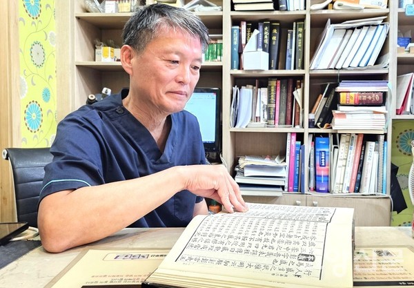 장중덕 원장은 동물병원 일을 하면서도 틈틈이 고전 공부를 한다. 80세까지 사서오경의 원전을 읽고 정리하는 게 그의 목표다. 