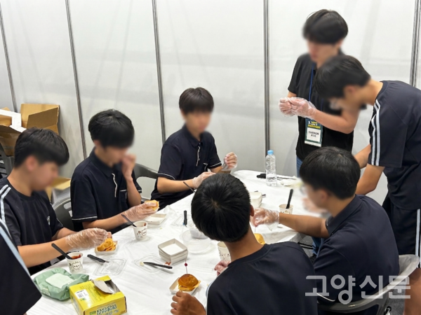 고양고등학교 외식식품가공 체험 부스에서 학생들이 콩고기를 활용한 미니 햄버거를 만들어보고 있다.