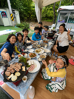  늘보나래 참여자들이 식사를 하고 있다.