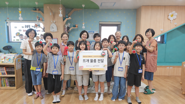  원당다함께돌봄센터 뜨개물품 전달 사진.(일부 AI 활용)