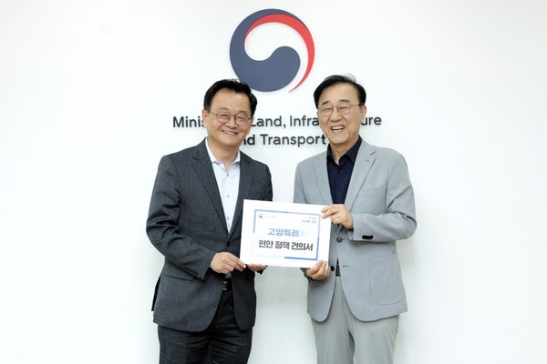 민경선 고양시장(왼쪽)이 28일 김윤덕 국토교통부 장관(오른쪽)에게 고양시 핵심 현안이 담긴 정책 건의서를 전달하고 있다. 고양시 제공.