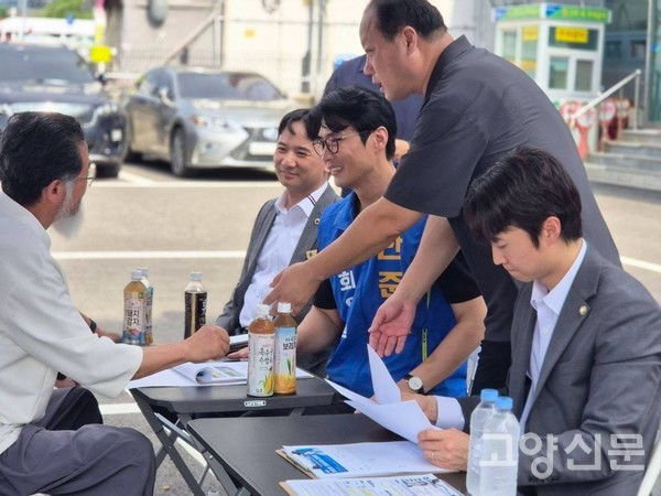 덕양구 분구 등 지역의 거시적 현안에 대해 시·도의원 및 주민들과 머리를 맞대고 있는 한준호 의원.