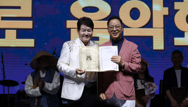  가수 진성(왼쪽)이 대상 수상자에게 상금과 상장을 전달하고 있다.