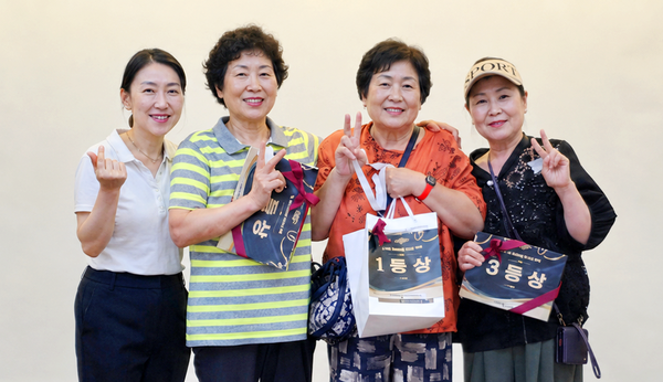  원흥종합사회복지관이 ‘제2회 원흥마을 알까기 대회’를 열고 수상자들이 단체 사진을 찍었다.
