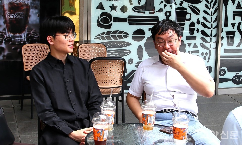 5년 전 대학 특강에서 맺은 인연을 이어오고 있는 연성운 작가(왼쪽)와 김호영 솔나미디어 대표가 신작에 얽힌 고민과 창작 피드백을 주고받고 있다.