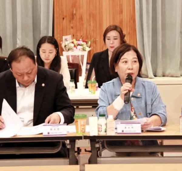 지난 8월 26일 학교급식 정책간담회에서 '고양시 시민 삶의 질(민생) 향상을 위한 연구회' 회장인 공소자 의원이 발언하고 있다.