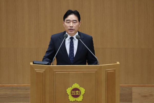 김운남 의원이 도의회 5분 자유발언에서 추미애 경기도지사에게 예타 통과를 위한 세 가지 구체적인 역할을 제안하고 있다.