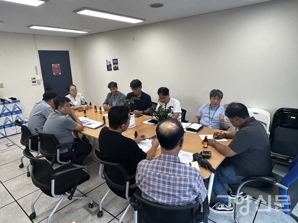 1일 화전동 행정복지센터에서 고양은평선 향동역 관련 주민 간담회가 진행되고 있다. 이날 간담회에는 경기도와 고양시, 시공사 관계자 및 향동지구 주민 대표들이 참석해 출구 증설과 노선 연계 문제를 논의했다.