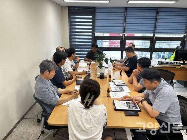 향동연합회 소속 아파트 단지 대표들이 도면을 살펴보며, 기존 설계안의 접근성 문제를 지적하고 출구 추가 증설의 필요성을 설명하고 있다.