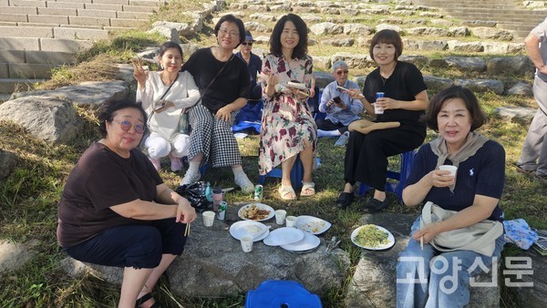 행사장을 찾아 즐거운 시간을 보내고 있는 행신2동 주민들