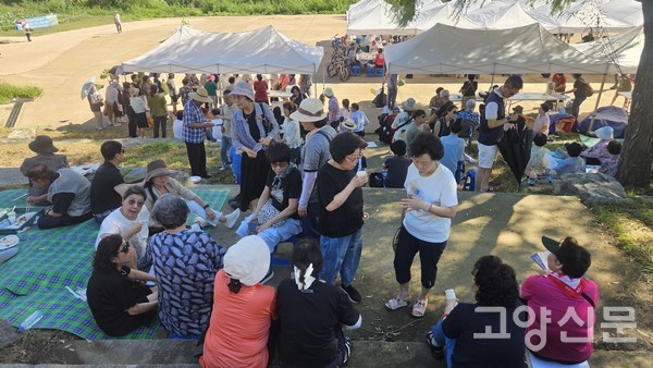 행사장을 찾아 즐거운 시간을 보내고 있는 행신2동 주민들