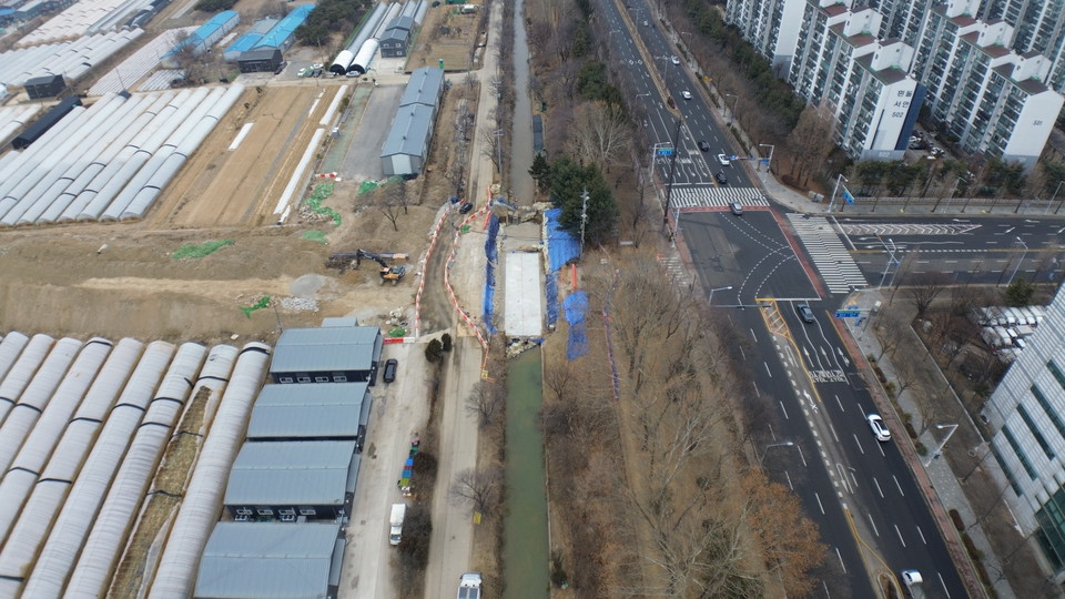 고양우편집중국 사거리에서 장항동 도로 현장을 잇는 접속도로 연결 구간. 당초 조기 개통이 검토됐으나 지장물 철거와 관계기관 협의 등으로 개통 일정이 늦춰지고 있다.