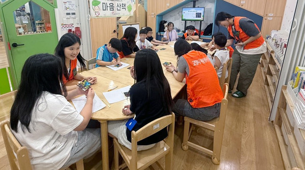 고양시자원봉사센터가 ‘청소년·청년 자원봉사 기획단’ 대학생 봉사팀이 활동을 하고 있다.