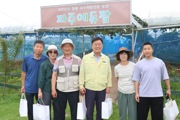 조합원·가족들과 나란히 자리한 장순복 조합장(왼쪽에서 네 번째)