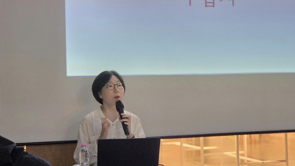 김수영 교수가 1인가구와 사회적 고립에 대해 강연하고 있다.
