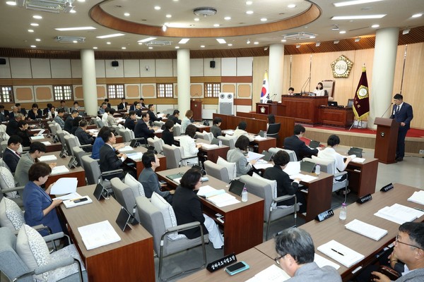 제307회 임시회 상임위원회에서 의원들과 시 공무원들이 안건을 심사하고 있다. 고양시의회 제공