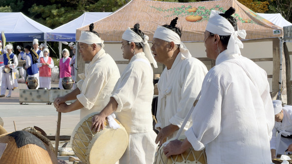지난해 경기도민속예술제에서 열연하고 있는 고양들소리 회원들.