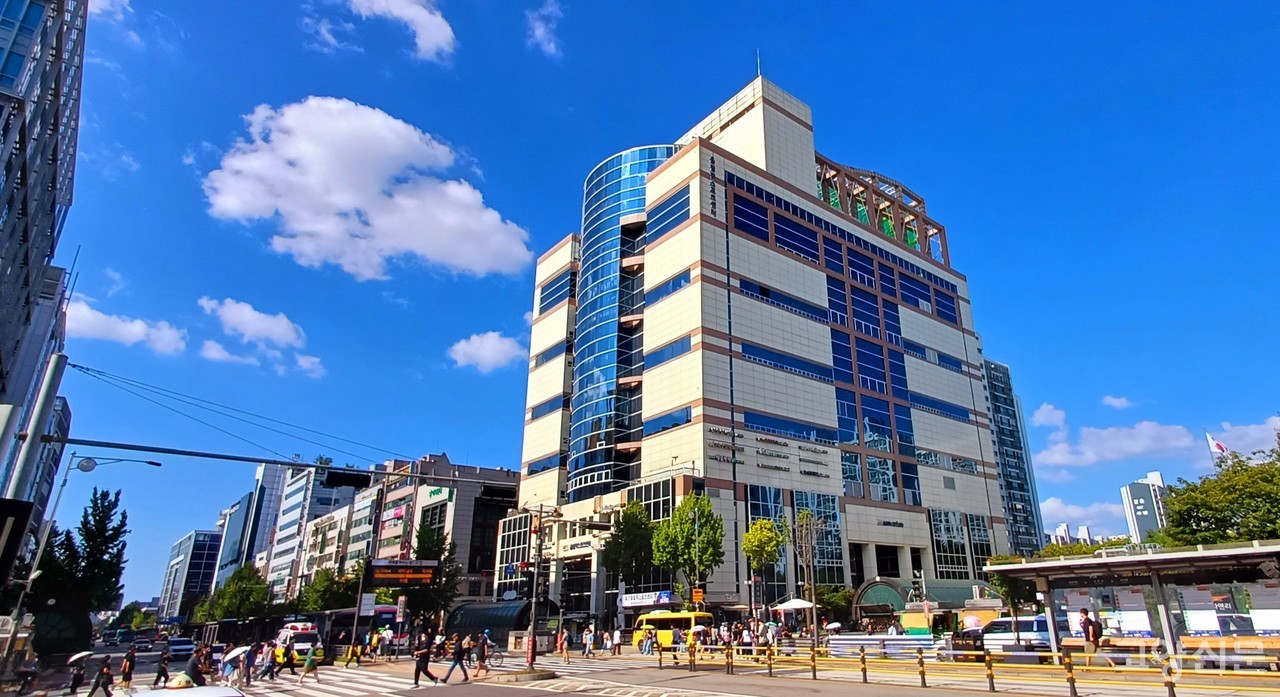 시설 리모델링을 마치고 재개관한 올림픽스포츠센터는 일산 마두역 인근의 랜드마크 중 하나다. 유경종 기자