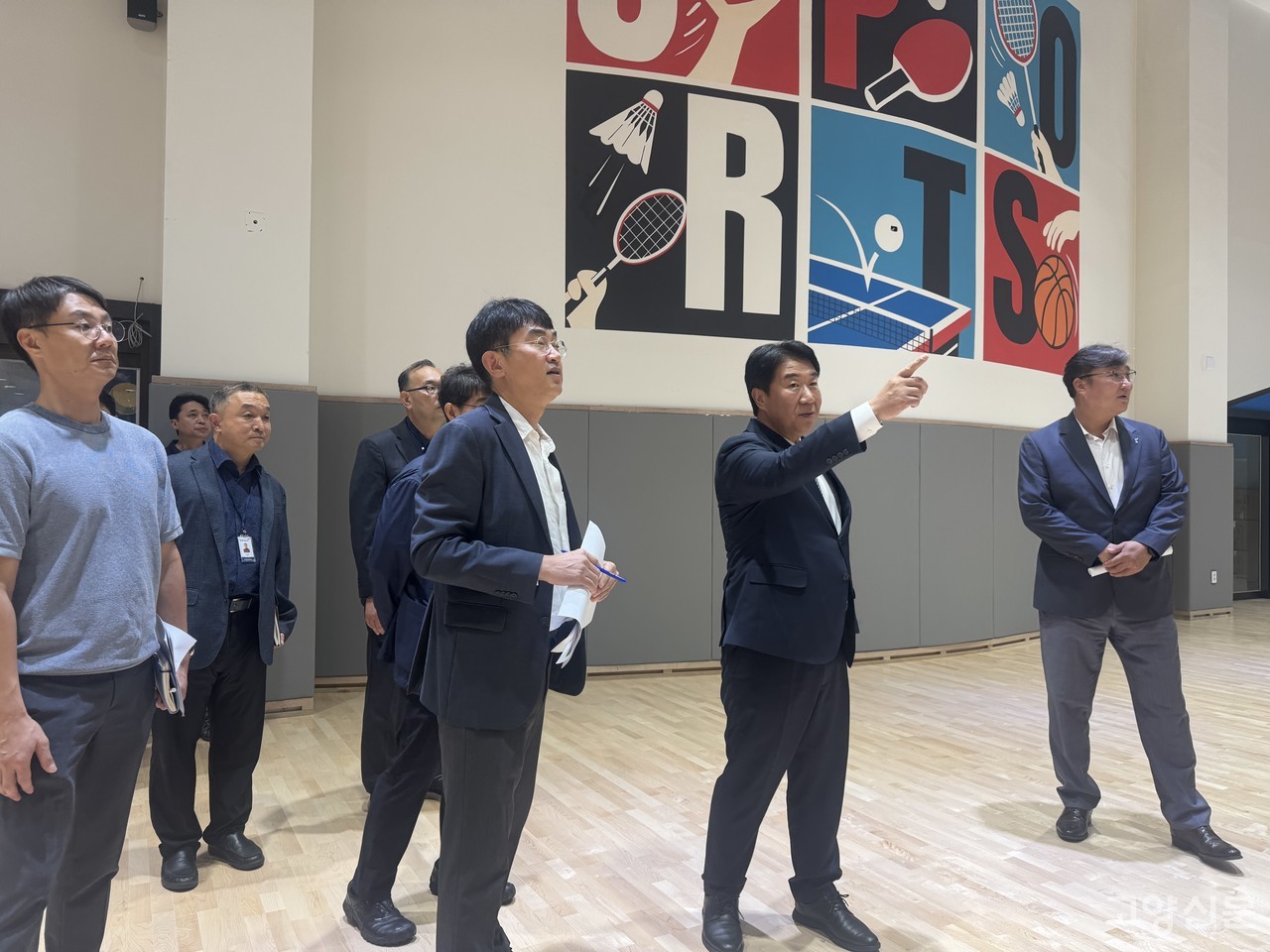 재개관 이튿날 일산올림픽스포츠센터 현장을 방문한 이기헌 국회의원(오른쪽 두 번째, 더불어민주당).