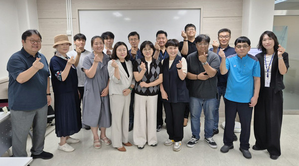 향동종합사회복지관이 주거환경개선사업 ‘이.웃.사.촌(村)’의 이웃 모니터링단인 ‘이웃지기’ 위촉식을 열었다.