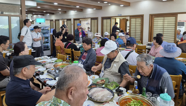 금강산도 식후경. 점심식사를 하는 송포농협 조합원들. 든든함을 안고 다음장소로 이동했다.