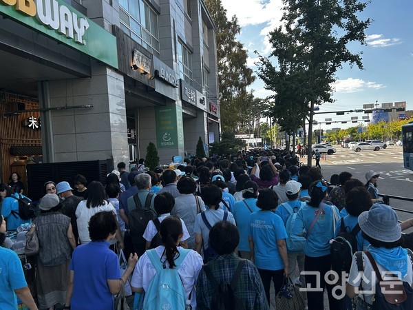 임영웅 공식 팬클럽 상징색인 하늘색 복장을 한 중장년 관객들이 대화역에서 주경기장으로 향하는 보도를 가득 메우고 있다.