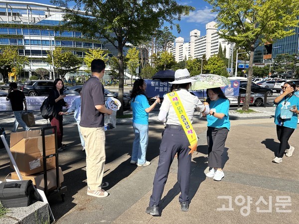 일산서부경찰서 소속 경찰관들이 콘서트 관객들에게 다가가 보이스피싱 예방 홍보물을 배부하며 주의를 당부하고 있다.