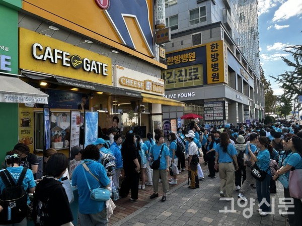 대화역 인근 한방병원 건물과 식당, 카페 주변 인도까지 관객들이 가득 들어차며 상권이 활기를 띠고 있다.
