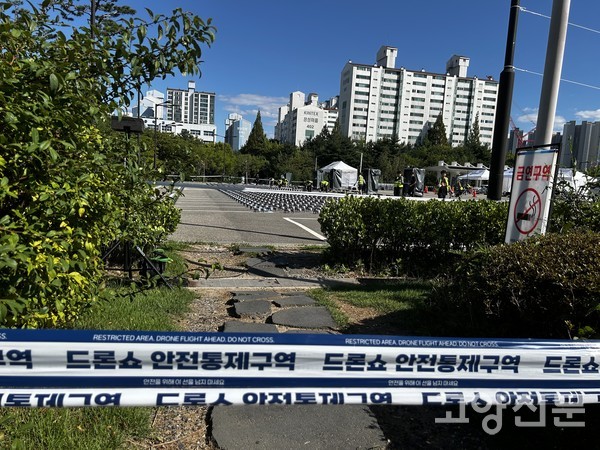 주경기장 주변 통제구역에 야간 드론 라이트쇼를 위한 군집 드론 수백 대가 정렬돼 있다. 이중 안전 통제선이 쳐져 있다.