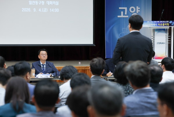 '시민과의 직문직답'에서 시정 현안에 대한 시민 질문을 민경선 시장이 듣고 있다.