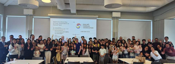 지난 8월 23일 스웨덴 말뫼에서 열린 ‘2026 Malmö K-Culture Day’에 참석한 교민과 현지인 등 80여 명이 기념촬영을 하고 있다. 말뫼 한인회 제공