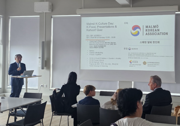 유성주 말뫼한인회장이 ‘2026 Malmö K-Culture Day’에서 참가자들에게 행사 프로그램을 소개하고 있다. 말뫼 한인회 제공
