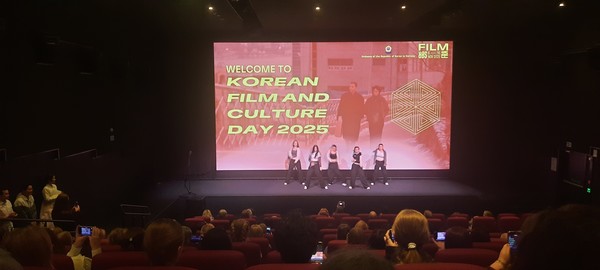 노르웨이 한국영화 문화의 날 2025년 행사 - 노르웨이 시민학교 K-팝 학과 학생들과 현지 한국 댄스동아리 학생들의  K-팝 댄스 공연모습. 이철규 북유럽특파원